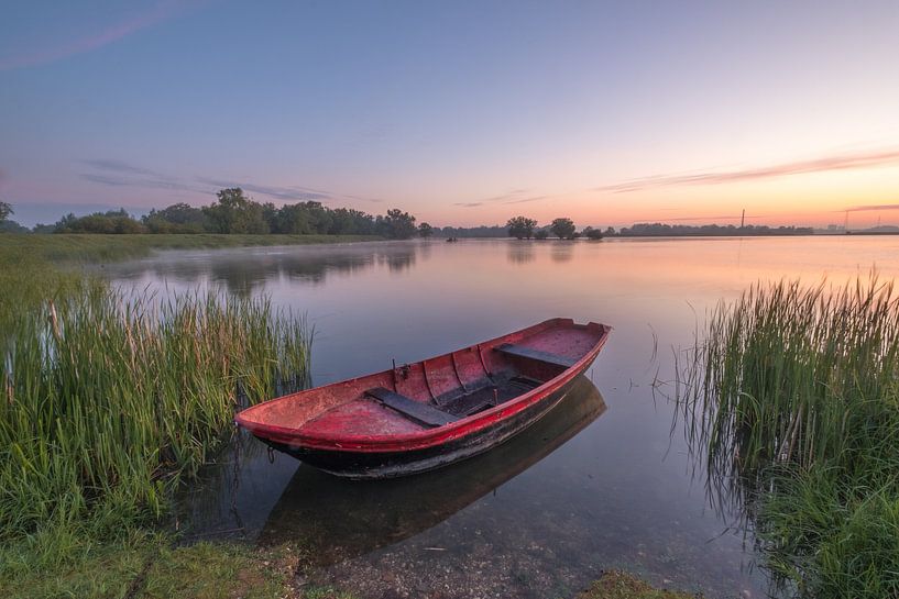 Rotes Ruderboot bei Sonnenaufgang von Moetwil en van Dijk - Fotografie