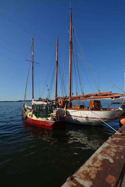 nostalgische Schiffe im Hafen Altefähr von GH Foto & Artdesign