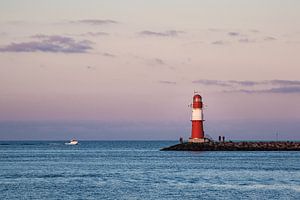 Mole an der Ostseeküste in Warnemünde