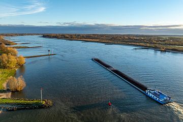 Schip op de Waal tijdens herfstzonrsie van bovenaf gezien van Sjoerd van der Wal Fotografie