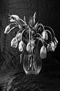 Nature morte de tulipes dans un vase en verre par Roland de Zeeuw fotografie Aperçu