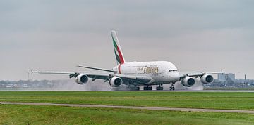 Een Emirates Airbus A380 is geland op Schiphol. van Jaap van den Berg