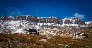 Huisjes tegen bergwand in ijsland van peterheinspictures