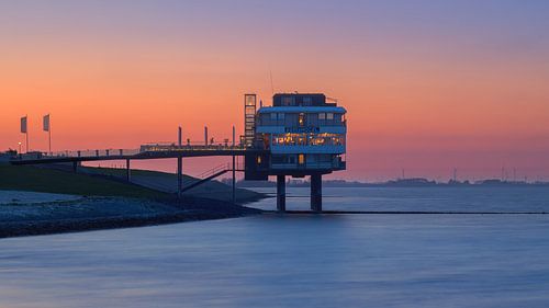 Zonsondergang bij het Eemshotel, Delfzijl
