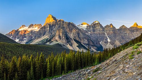 Mountain peaks at Moraine Lake in het vroege ochtendlicht.