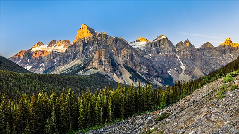 Les sommets des montagnes du lac Moraine dans la lumière du petit matin. par Gunter Nuyts