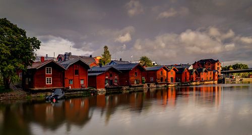 Pakhuizen langs de rivier in Porvoo, Finland