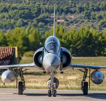 Griekse Mirage 2000 onderweg naar startbaan. van Jaap van den Berg