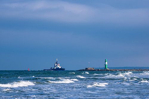 Pier en sleepboten aan de Oostzeekust in Warnemünde