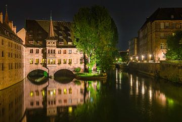 Nachtaufnahme des berühmten Heilig-Geist-Hospizes im historischen Stadtzentrum von Nürnberg, Deutsch von Alex Winter