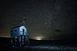 Drenkelingenhuisje Terschelling in de nacht van Peter Slagboom