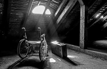 Rollstuhl und Koffer mit Lichtstrahl