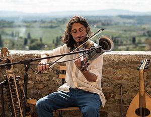 Straatmuzikant in Toscane von Trudy van der Werf