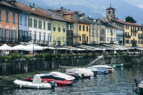 Haven van Cannobio en schilderachtige gebouwen, Italië