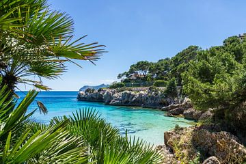 Mallorca, Zomerzon en vakantiestemming bij perfecte Cala Gat baai van adventure-photos