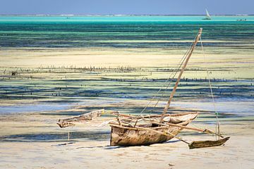 Traditionele zeilboot aan de kust van Zanzibar van Mariette Kapitein
