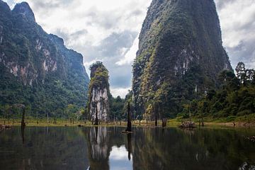 Montagnes karstiques Khoa sok, Thaïlande sur Andrew van der Beek