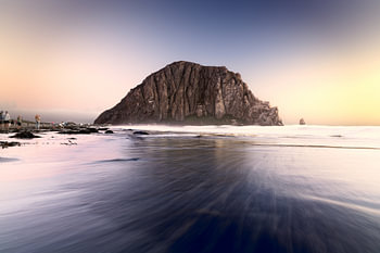 Morro Rock bei einem warmfarbenen Sonnenuntergang – dynamisch