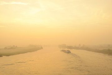 Schip in een zonsopgang over de rivier de IJssel van Sjoerd van der Wal Fotografie