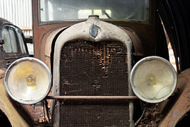 Verlassener Oldtimer mit rostigem Kühlergrill von Times of Impermanence