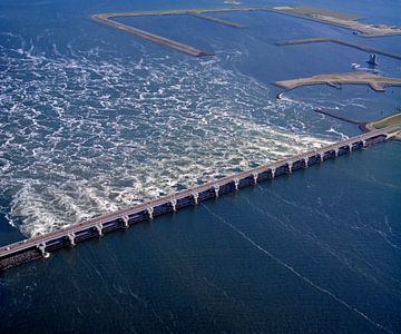 1990: Historische luchtfoto van de Deltawerken van Frans Rombout