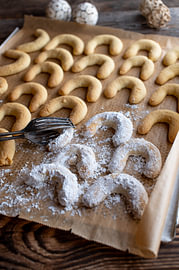 Frisch gebackene Vanillekipferl – Duftende Weihnachtstradition von Authentic Food Stories