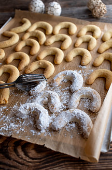 Des croissants à la vanille tout juste sortis du four – Une tradition de Noël qui embaume