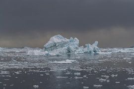 Dramatische Antarktis – Eisberge unter einem dunklen Polarhimmel von Nanda Bussers