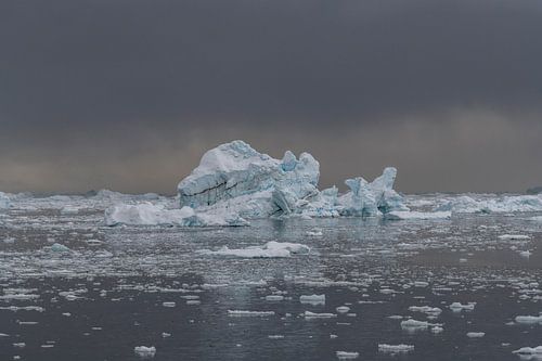 Dramatische Antarktis – Eisberge unter einem dunklen Polarhimmel