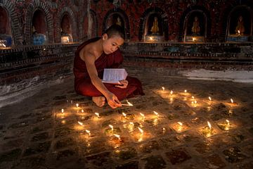 Biddende monnik in klooster in  Nyaung Shwe vlakbij Inle in Myanmar van Wout Kok