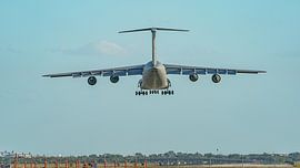 Landing Lockheed C-5M Super Galaxy. by Jaap van den Berg