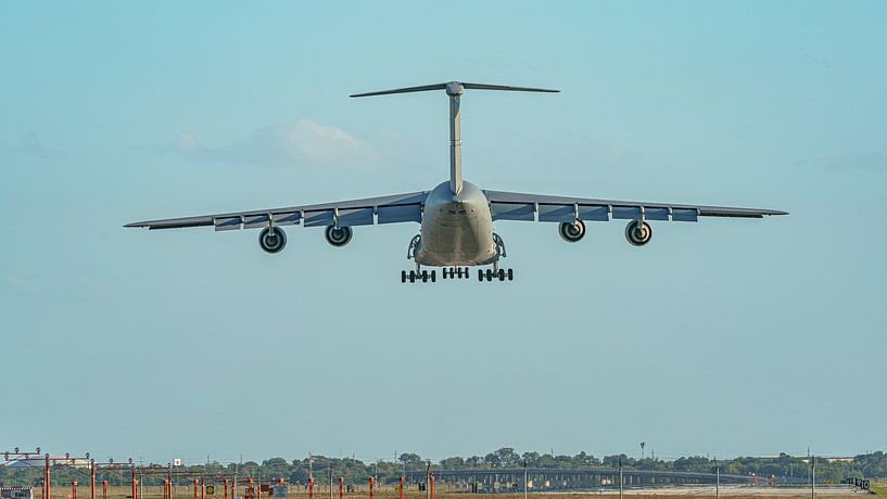 Landing Lockheed C-5M Super Galaxy. by Jaap van den Berg