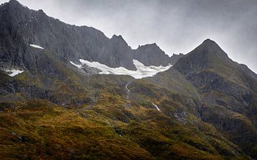 Stijgende bergen bij Bjørke, het binnenste deel van de Hjørundfjorden, Noorwegen van qtx