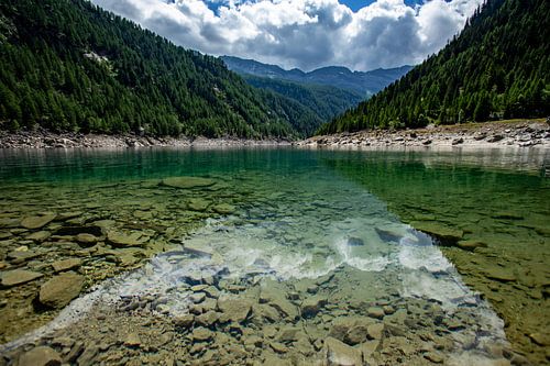 Kristallklarer Bergsee in Italien von Wim Brauns