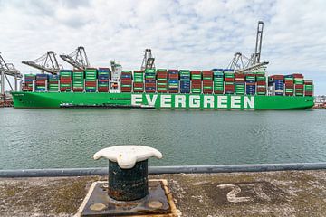 Containerschip Ever Atop van Evergreen. van Jaap van den Berg