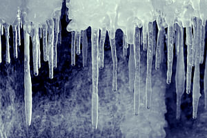 Eiszapfen an Buhne