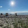 Chaises longues au soleil, plage naturelle de Lobbe sur GH Foto & Artdesign