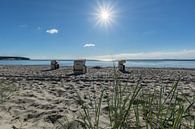 Strandkörbe im Sonnenlicht, Naturstrand Lobbe von GH Foto & Artdesign Miniaturansicht