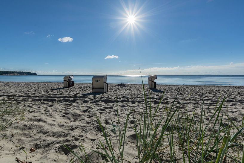 Chaises longues au soleil, plage naturelle de Lobbe par GH Foto & Artdesign
