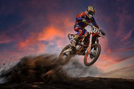 Motocrosser bei Sonnenuntergang von Tejo Coen