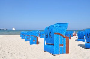 Strandkörbe in Binz, Ausflugsschiff an der Seebrücke