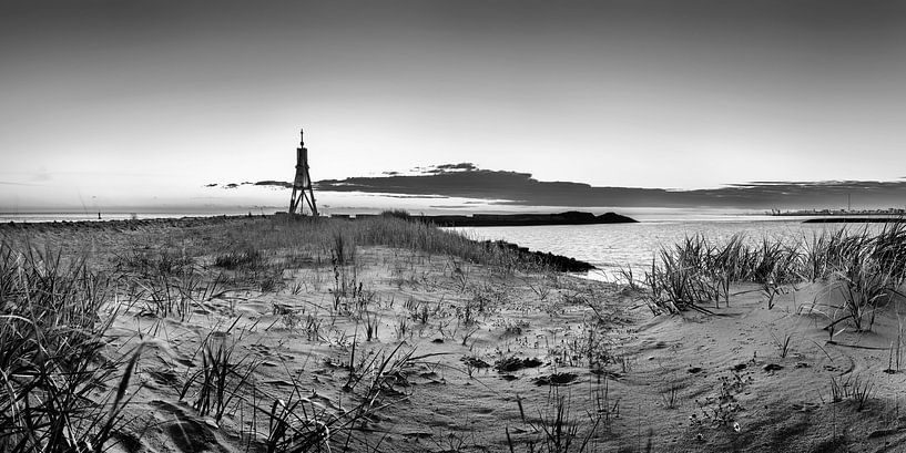 Cuxhafen strand bij zonsopgang in zwart-wit van Manfred Voss, Zwart-Wit Fotografie