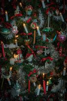 Prachtige antieke kerstballen en kaarsjes in een unieke omgeving van de kerststal met een huiselijke sfeer.