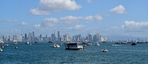 Uitzicht op de haven en de stad in de verte