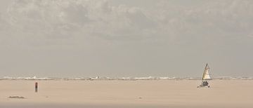 Zeilen op het strand van Texel van Ruud Lobbes