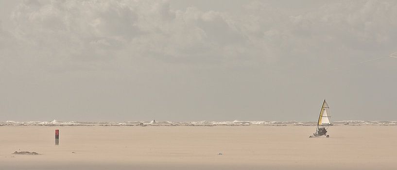 Zeilen op het strand van Texel van Ruud Lobbes