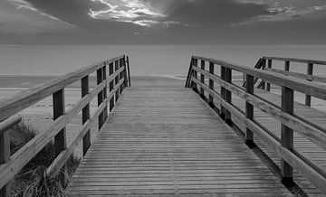 Uitzicht op zee ( Zeeland ) in zwart wit . van Jose Lok