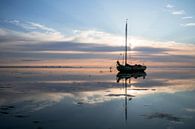 Segelschiff in Wattenmeerlandschaft bei Sonnenuntergang von Hette van den Brink Miniaturansicht