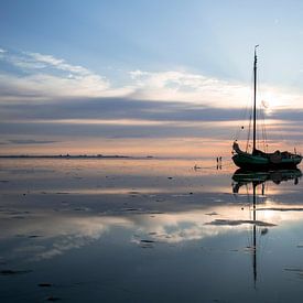 Segelschiff in Wattenmeerlandschaft bei Sonnenuntergang von Hette van den Brink