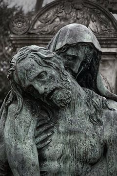 Jezus in de armen van Maria op begraafplaats Pere Lachaise van Robert Jan Smit